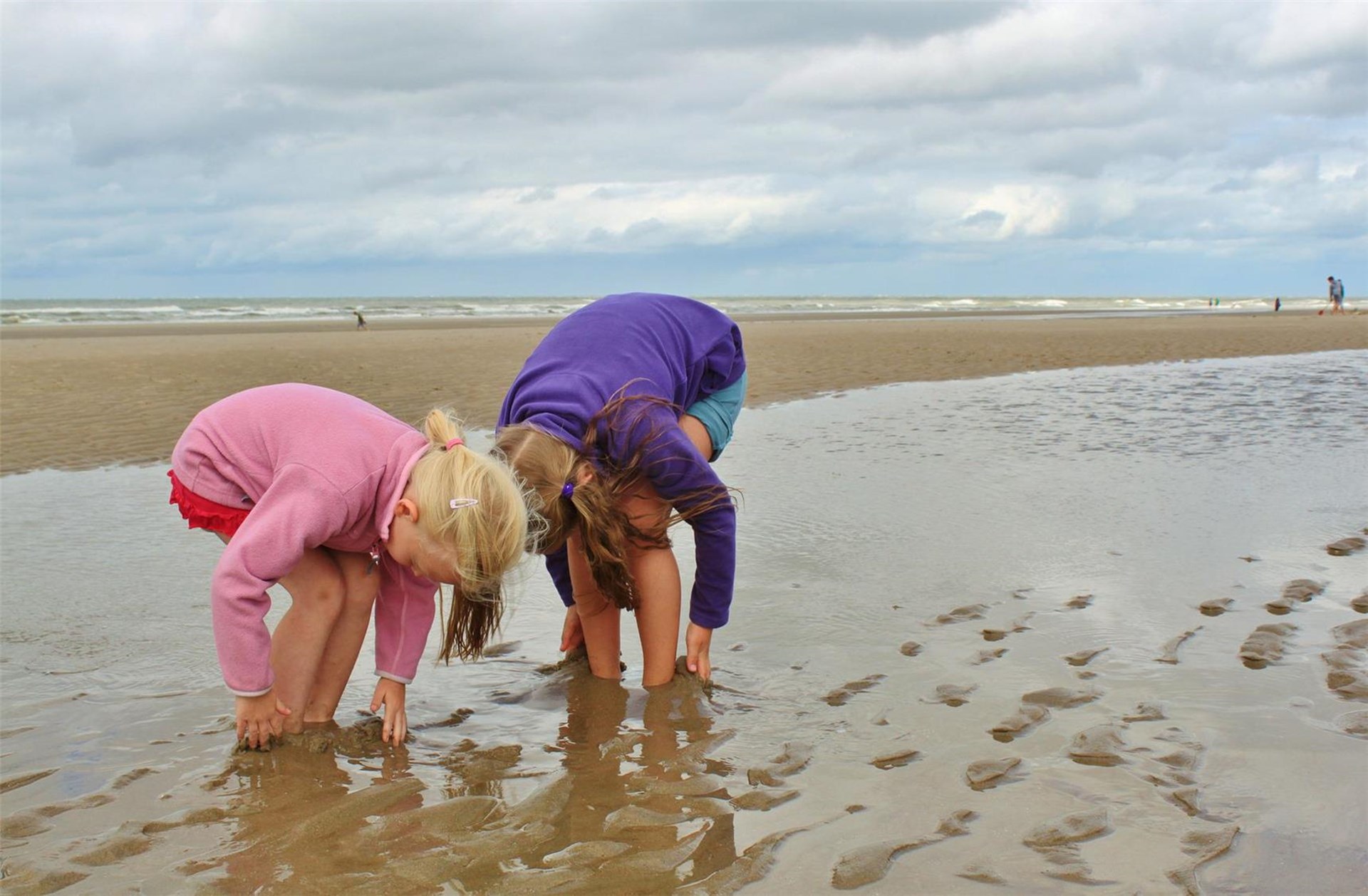 Kinder beim Buddeln